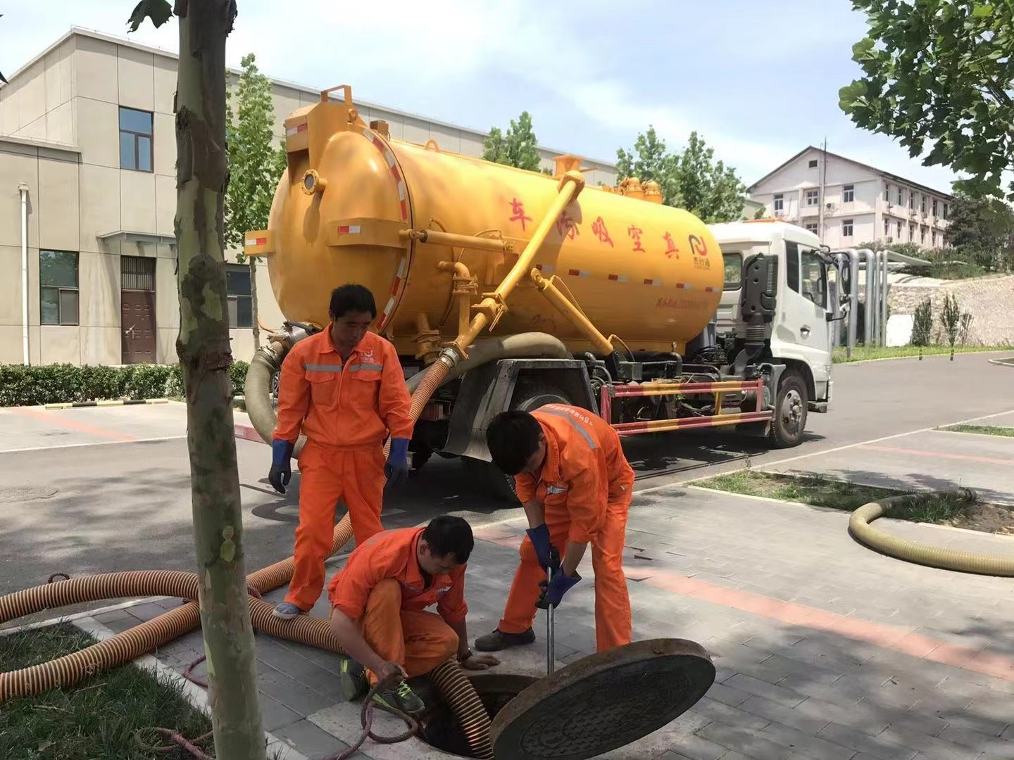 千山管道疏通车停在窨井附近