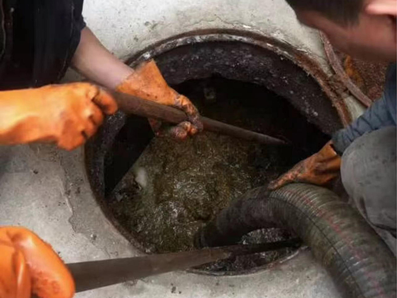 千山清理化粪池时如何避免沼气的危害？